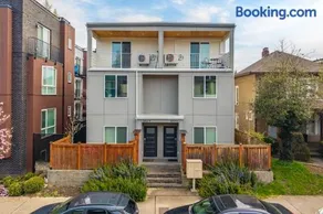 Sleek 3BR Seattle Townhome - Mins to UW and Downtown - Image 2