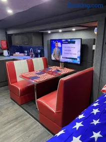 American rv glamping with hot tub - Image 4