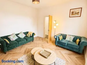 The Racecourse - 3BR Townhouse, Heart of Town, Garden Patio, Sleeps 6 - Image 3