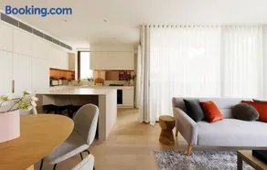 Spacious Inner City Modern Apartment - Image 2