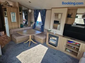 Spacious 6 Berth Caravan with Decking - Image 4