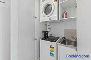 Stylish 1BR Apartment in Broadbeach - Image 4