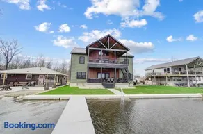 Green Diamond Retreat - Epic Lakefront Oasis for 30, 6BR, Boat Slip, Kayaks - Image 1