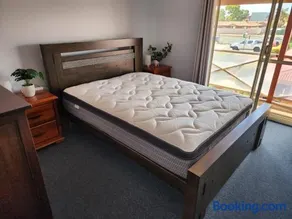 Cosy 2 bedroom Unit in a secure gated complex - Image 5