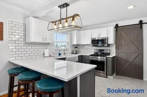 Modern Louisville home w private yard & home gym - Image 3