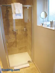 Oak Tree Lodge & Holiday Parking - Image 5