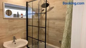 Cozy Guest Room in Basildon with Shared Facilities - Image 5