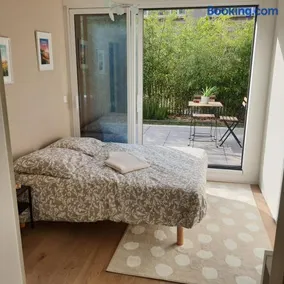 Jolie suite parentale, chambre et salle d'eau, avec son coin de verdure à 5 minutes à pied du centre ville - Image 3