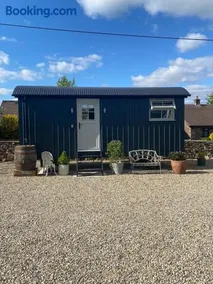 Ewes Rest Shepherds Hut - Image 1
