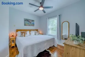 Bandera Bungalow - River, Downtown, Peaceful fenced corner lot! King bed! - Image 4