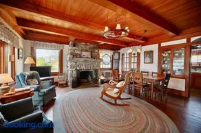 Quiet Oceanfront Cottage with Dock - Image 3