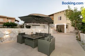 Akrolithia Guest House - Image 1