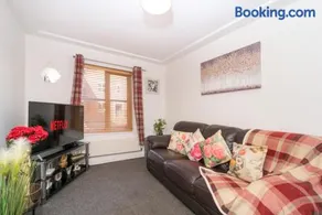 City Centre Posh Parlour Gated Parking 1bed Wifi - Image 3