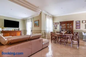 Villa Simone Vacation Villa With Garden - Happy Rentals - Image 4