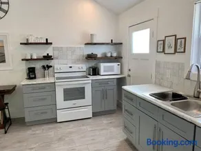Cozy Cottage • King Bed • Grove • Kayaks • Boat Parking - Image 2