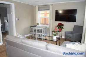 Cozy Crown Hill Carkeek Cottage 2 Beds, Full Kitchen & Backyard in North Seattle - Image 3