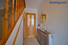 Cosy 2 bed home with jacuzzi bath in Wythenshawe near Manchester Airport - Image 3