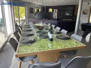 5 Bed House-Sleeps 14-Hot Tub-Bar-Garden-Parking - Image 3