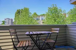 Exquisite Central Townhome with Spacious Loft and Gourmet Kitchen - Image 2