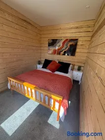 Edgmond Lodges - 1 & 2 Bed Luxury Log Cabins with Private Hot Tubs Derbyshire - Image 5