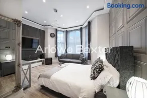 Hackney Suites - En-suite rooms & amenities - Image 5