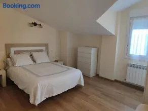 Chalet con amplio jardín - Image 3