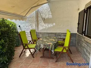 Luxury apartment close to beach - Image 1