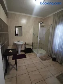 Harties 2 Sleeper Double Room with Private Bathroom - Image 5