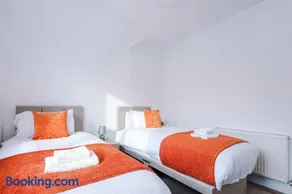 Modern 3 Bedroom House Perfect for Short and Long Stays - Image 3