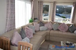 Whitecliff bay Bembridge, 3 x bedrooms, Cosy Caulkers Rest 10, Main side of the resort by the beach, pools & entertainment - Image 4
