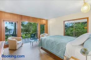 Poulsbo Waterfront Lodge with Game Room Library - Image 3