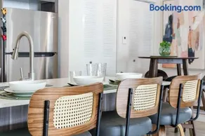 Edgewater Pad- Balcony Parking and Prime Location - Image 3
