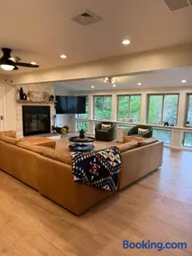 7 Bedroom Lakefront with Private Dock - Image 1