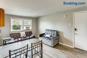 Train to Philly! Pet-Friendly Unit in Barrington - Image 5