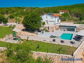 Holiday home Secret Gem with heated saltwater pool - Image 1
