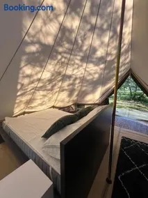 Camping la Kahute, tente lodge au coeur de la forêt - Image 2