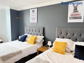 Erin Court Mansions - Suite 01 - Image 4