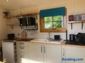 Cosy Shepherds Hut, heating, Hot Tub, WiFi and magnificent view - Image 3