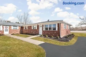 Newly Renovated Retreat 30mins to Downtown Indy - Image 1