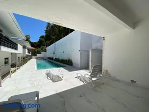 Apto Térreo com 2 quartos (ambos com ar split), sendo 1 suíte, internet privativa 300MBPS, no Residencial Vila Regina, condominio com piscina e área gourmet bem próximo a praia de Taperapuã - Image 5
