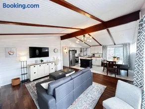 8th Street Haven - 3 bedroom House in DT Hamilton - Image 1
