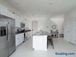 Modern Oasis! 3BR Townhouse in a Lagoon Community - Image 4