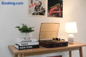 Balcony and record player minutes from Mascot - Image 4