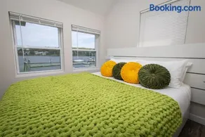 Brand new cozy waterfront house w jacuzzi - Image 5