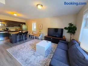 Sandy Hill Downtown Guesthouse - Image 1