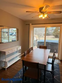 Charming 5 Bed with Spacious Yard with HotTub - Image 4