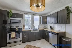 New 5BD Near UNL & DT | Poker Table & Games - Image 3