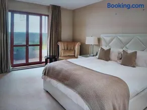 A Spacious Lateral Two Bedroom Two Bathroom Apartment - Image 5