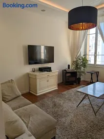 AC-Free Parking - Contemporary 4 Bedroom Villa Apartment - Image 2