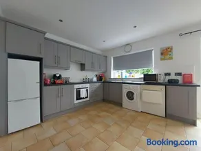 3 bed semi-detached house in a quite estate - Image 5